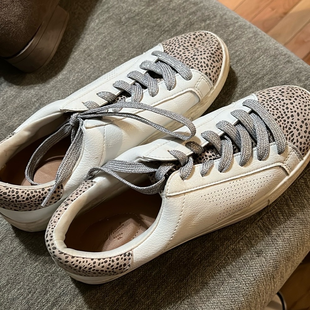 Universal thread sneakers